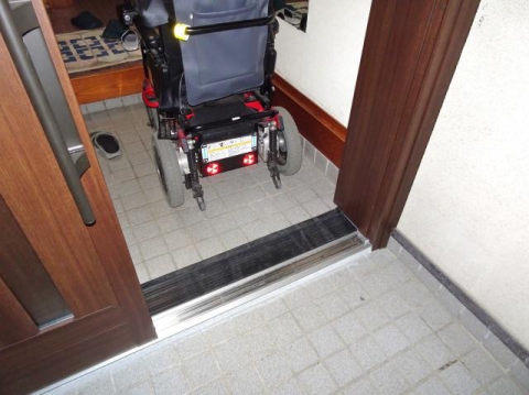 横須賀市Ｍ様　車椅子が楽に通れるアウトセット玄関引戸に　